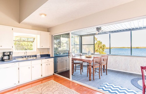 Crystal River House | Panoramic Water Views, Lg Screened SunPorch, Sleeps 6, 1DogOK