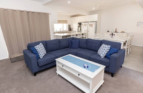 Corlette House | Pantowora Beach Gem. Close to the beach and shops.