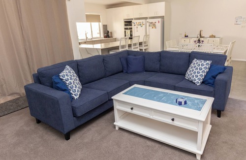 Corlette House | Pantowora Beach Gem. Close to the beach and shops.