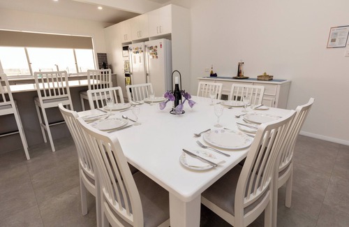 Corlette House | Pantowora Beach Gem. Close to the beach and shops.