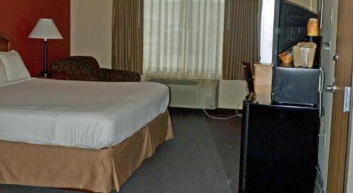 Paola Hotel | Paola Inn and Suites