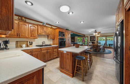 Dundee House | Papa`s Paradise: rural home on Waneta Lake with private lakefront, pool table
