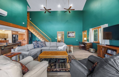 Dundee House | Papa`s Paradise: rural home on Waneta Lake with private lakefront, pool table