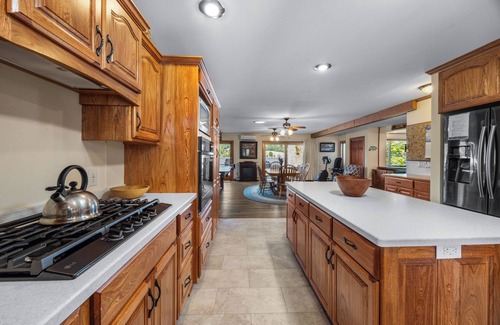 Dundee House | Papa`s Paradise: rural home on Waneta Lake with private lakefront, pool table