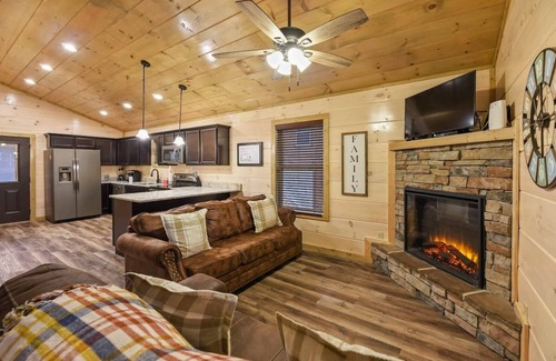 Pigeon Forge Cabin | Papa Wolfs Lodge Wooden Cabin
