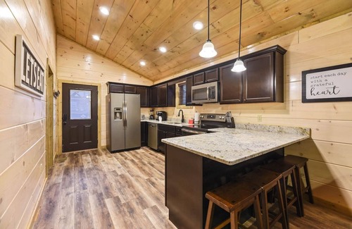 Pigeon Forge Cabin | Papa Wolfs Lodge Wooden Cabin