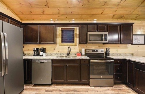 Pigeon Forge Cabin | Papa Wolfs Lodge Wooden Cabin