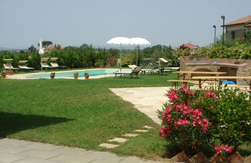 Cortona Apartment | Papavero is a Self-Contained Apartment with a large Pool, free WiFi & parking