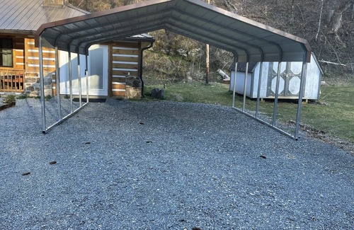 Bryson City House | Papaws Creekside Cabin is Handicap accessible. Starlink Internet