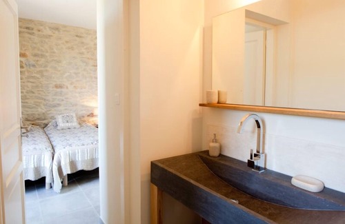 Laudun Cottage | PAPILLON-Gîte-Superior-Countryside view-Ensuite with Shower