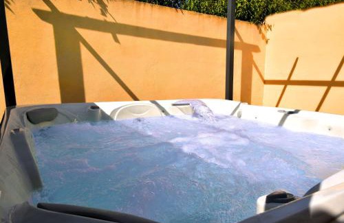 Montelimar Villa | Paradis Provencal Le Calme total, Grande Piscine et Jacuzzi Chauffé, Salle de Jeux et Fresque du Nougat, Intimité