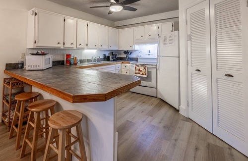 Hilton Head Island Condo | PARADISE 203 UPDATED LRG 2/2 Sleep6. FALL SPECIALS NOW Beach Indoor pool HOTTUB