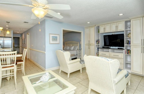 Bradenton Beach Condo | Paradise Awaits! Gulf View! Let the waves lull you to sleep this holiday season!