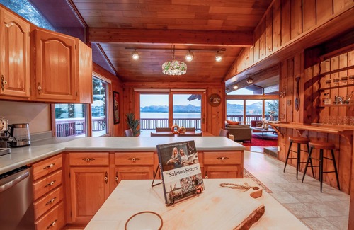 Ketchikan House | Paradise cove - A Mid-Century Modern Waterfront Retreat