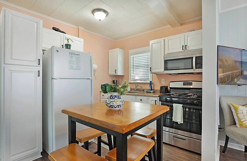 Lake Worth House | Paradise! Cozy Bungalow, Steps to Beach & Downtown