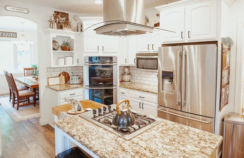 Anchorage House | Paradise found! Beauty & Luxury- 20 min from Anchorage, HOT TUB, privacy!