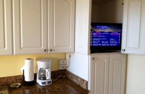 Waikiki Condo | Paradise Found! Private Lanai! Ocean view! Compare our prices!