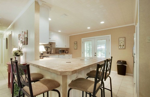 Ocean Springs House | Paradise ~Guests & Pets! D’town OS. SPECIAL ~10% Discount Book Current Month!