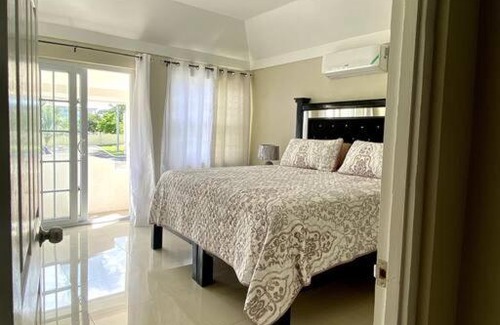 Boscobel House | Paradise Heaven is a cheerful 2 bedroom townhouse