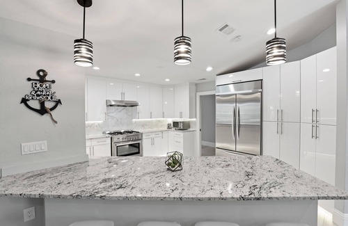 Palm River Estates House | Paradise house on channel 10 minutes to the beach