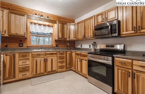 Ashe County Cabin | Paradise in the Mountains! Charming 3-bedroom cabin with amazing views!