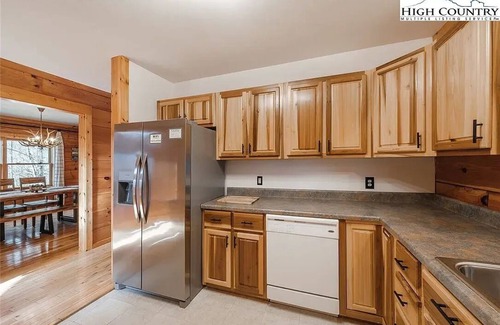 Ashe County Cabin | Paradise in the Mountains! Charming 3-bedroom cabin with amazing views!