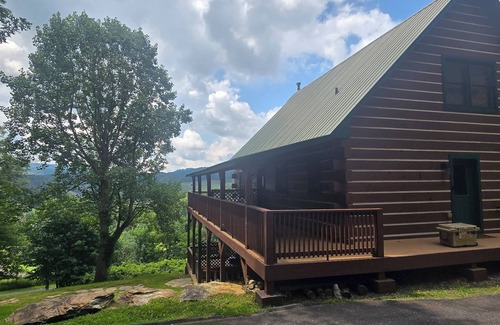 Ashe County Cabin | Paradise in the Mountains! Charming 3-bedroom cabin with amazing views!