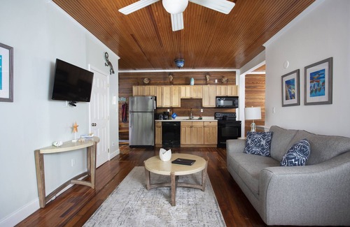 Historic Seaport House | Paradise Island suite-2 bedroom 1 bath, a block off Duval St w/pool, parking