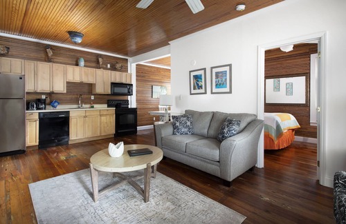 Historic Seaport House | Paradise Island suite-2 bedroom 1 bath, a block off Duval St w/pool, parking