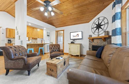 Reeds Spring Cabin | Paradise Lodge Home