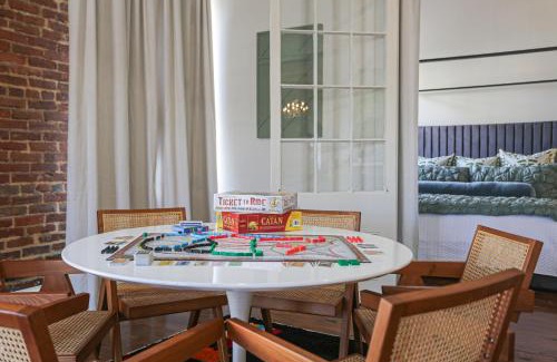 Natchez Apartment | Paradise Loft, 3 Bedroom King Beds, Heart of Downtown, Full Kitchen & Wet Bar, Streaming TV