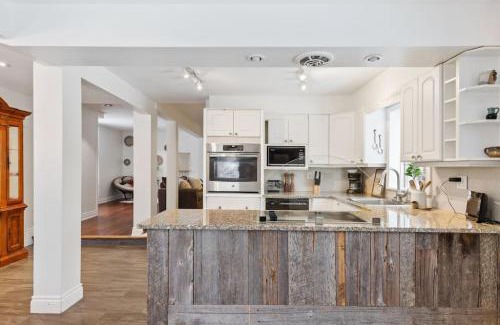 Swiss Meadows House | Paradise Manor w Hot tub Sauna & Putting Green