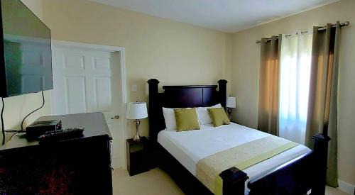 Lucea House | Paradise Oasis at Oceanpointe - pool and free parking