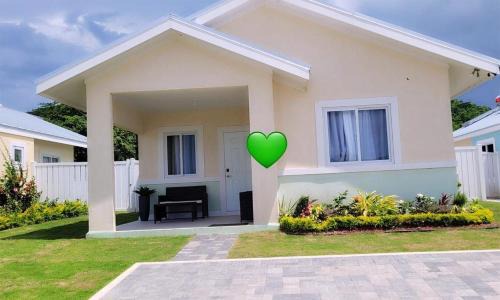 Lucea House | Paradise Oasis at Oceanpointe - pool and free parking