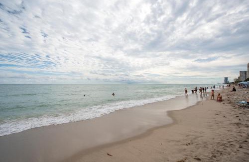 Hollywood South Central Beach Apartment | Paradise on Hollywood Beach 2 bed 2 bath