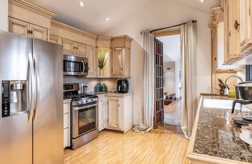 Central Oklahoma City House | Paradise On Penn - 2 bedroom house with Pool and Hottub Close to Downtown.