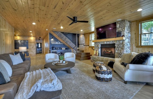Blue Ridge House | Paradise on the Lake! The perfect house to make lasting memories.
