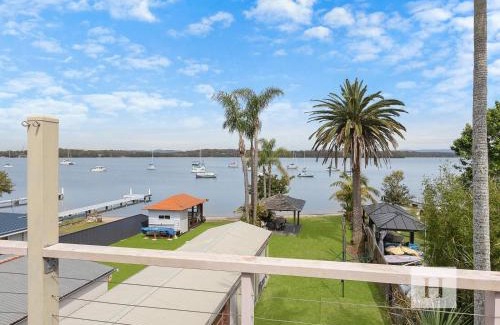 Mannering Park House | Paradise Palms
