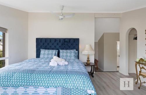 Mannering Park House | Paradise Palms