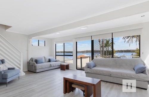 Mannering Park House | Paradise Palms