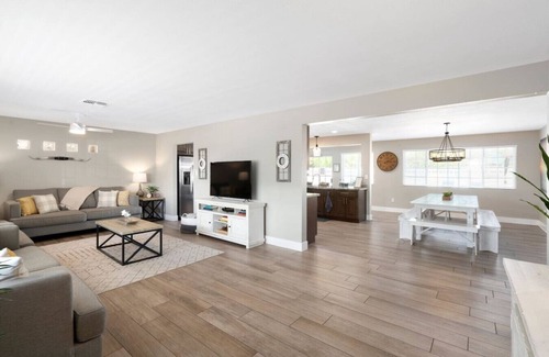 Village Grove House | Paradise Palms I 7 min to Old Town I Heated Pool