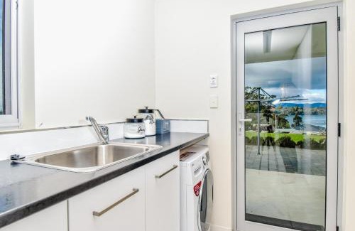 Clarence Point House | Paradise Point - Entire home in Clarence Point, Tasmania Australia, 10 guests 7 bedrooms 7 beds 3 baths