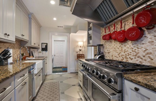 Historic Downtown Savannah House | Paradise Restored: 6 Suites + Private Swimming Pool!