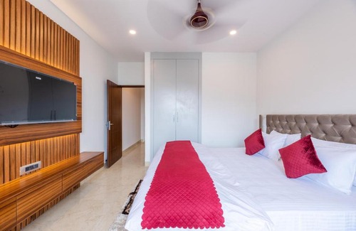 Shimla Apartment | Paradise Retreat Mountain view 2bhk by Roamhome