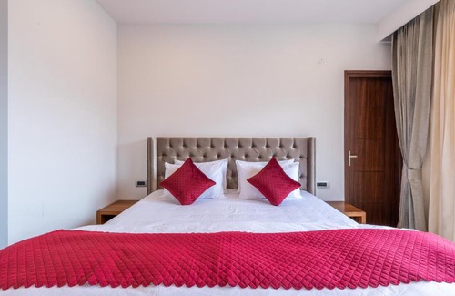 Shimla Apartment | Paradise Retreat Mountain view 2bhk by Roamhome
