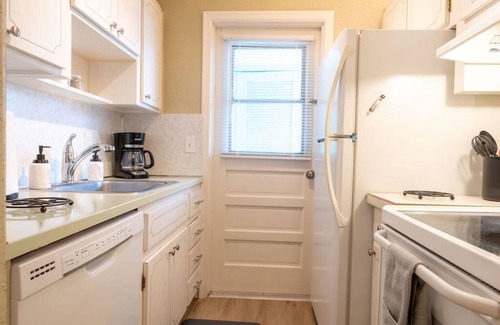 Pompano Beach Apartment | Paradise Shores #3 | 1 block to beach | 1 gig WiFi