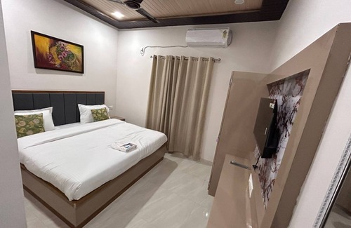 Varanasi House | Paradise Stays