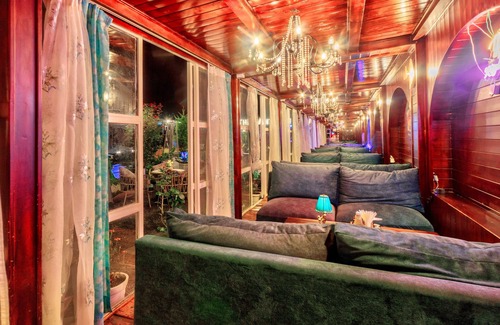 Manali Hotel | PARADISE - The Whitehouse Cafe