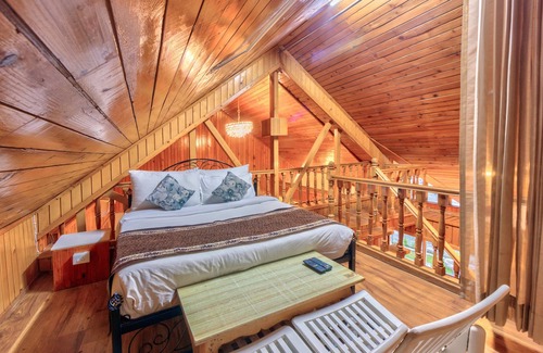 Manali Hotel | PARADISE - The Whitehouse Cafe
