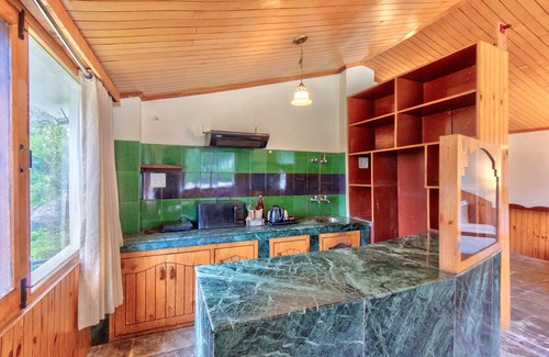 Manali Hotel | PARADISE - The Whitehouse Cafe